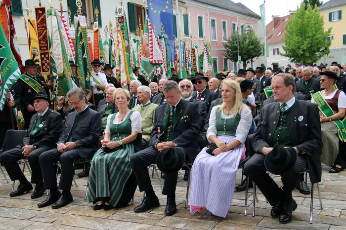 Obmann Walter Hojas freute sich, Bürgermeister Ebgelbert Huber, Landtagsabgeordneten Erwin Dirnberger, Bundesrätin Elisabeth Grossmann, ÖKB-Landespräsident Peter Dicker und Vize-Präsident Bezirksobmann Johann Harrer begrüßen zu dürfen.
