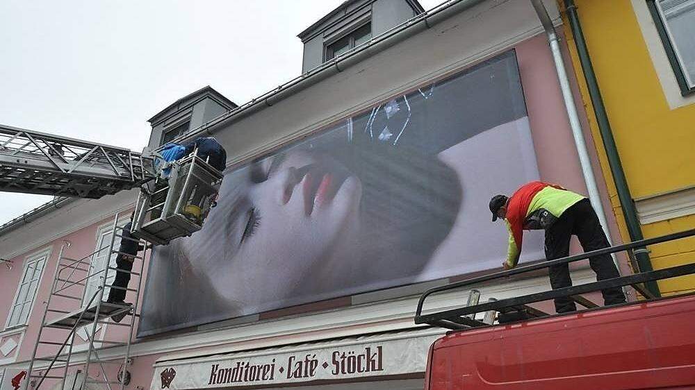 Zehn Häuserfassaden werden am Bleiburger Hauptplatz mit den Bildern des &quot;Schockmalers&quot; verhüllt