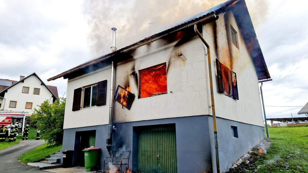 Ein Passant sah den Brand und rief die Feuerwehr