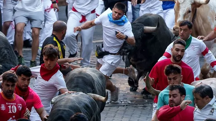 Auch bei der zweiten Stierhatz während des diesjährigen "Sanfermines"-Festes sind Samstagfrüh in Pamplona im Norden Spaniens mindestens vier weitere Menschen verletzt worden.