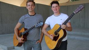Die beiden Musiker Lorenz Brunner und Julian Kollmann