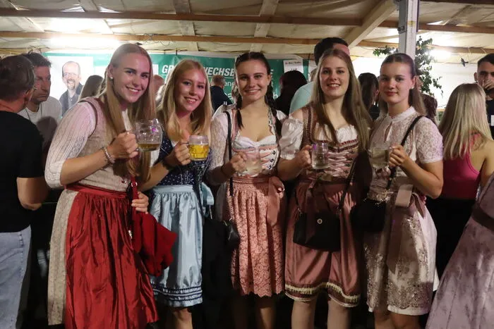Klicken Sie sich durch die Bilder des Feuerwehrfestes der Freiwilligen Feuerwehr Pölling am Festplatz Pölling am Samstagabend mit Meilenstein und und und...
