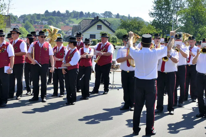 Die Werksmusikkapelle Borckenstein Neudau und der Musikverein Hackerberg-Neudauberg spielten gemeinsam beim Brückenfest auf.
