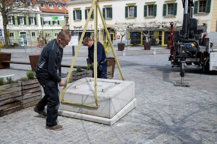 Bis Oktober dieses Jahres wird neben dem historischen Brunnen dieses überdimensionale Kunstwerk die Attraktion  in Hartberg sein  