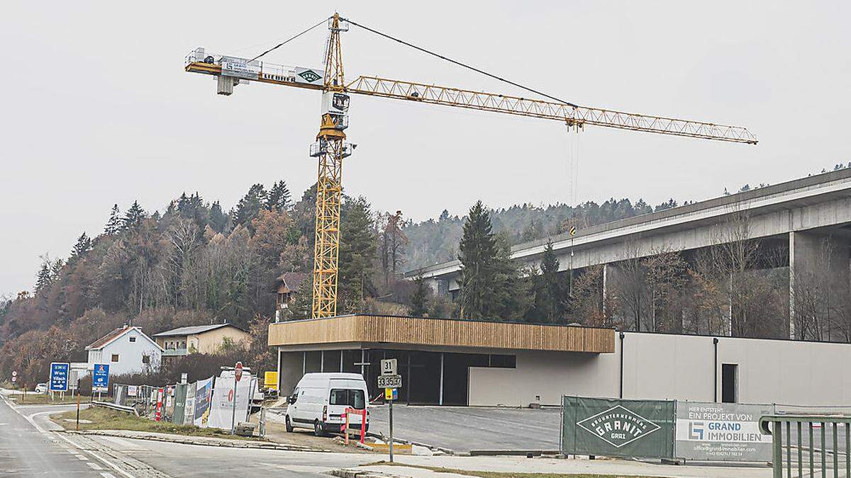 Bei der Autobahnauffahrt bei Techelsberg entstehen ein Billa und Mikroappartements 