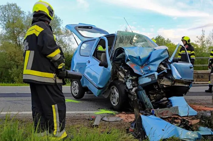 Das Fahrzeug prallte gegen ein Brückengeländer.