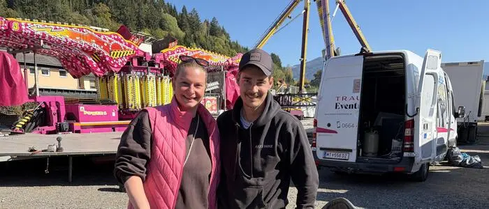 Nina und Patrick Trauner vor ihrem „Maxi Dance“, der gerade aufgebaut wird. Die kleine Helena schläft im Wagerl