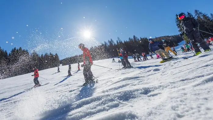 Kaiserwetter, bestens präparierte Pisten und tausende Jugendliche in Feierlaune: Am 5. März ging der Antenne Steiermark Snowday 2026 auf der Planai über die Bühne und die Piste.