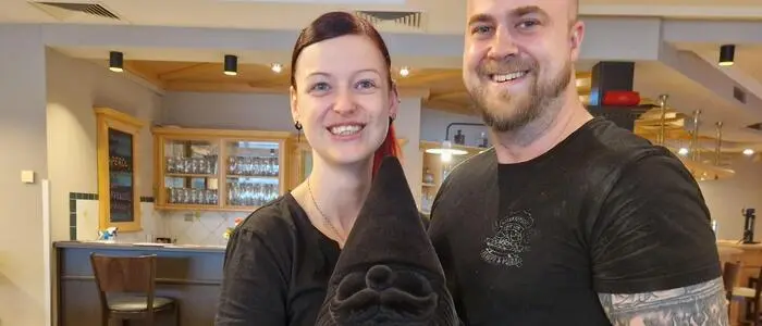 „Wiedermichl“ und „Steiramichl“: Diandra Lechner und Ronald Hohl mit Zwerg