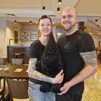 „Wiedermichl“ und „Steiramichl“: Diandra Lechner und Ronald Hohl mit Zwerg