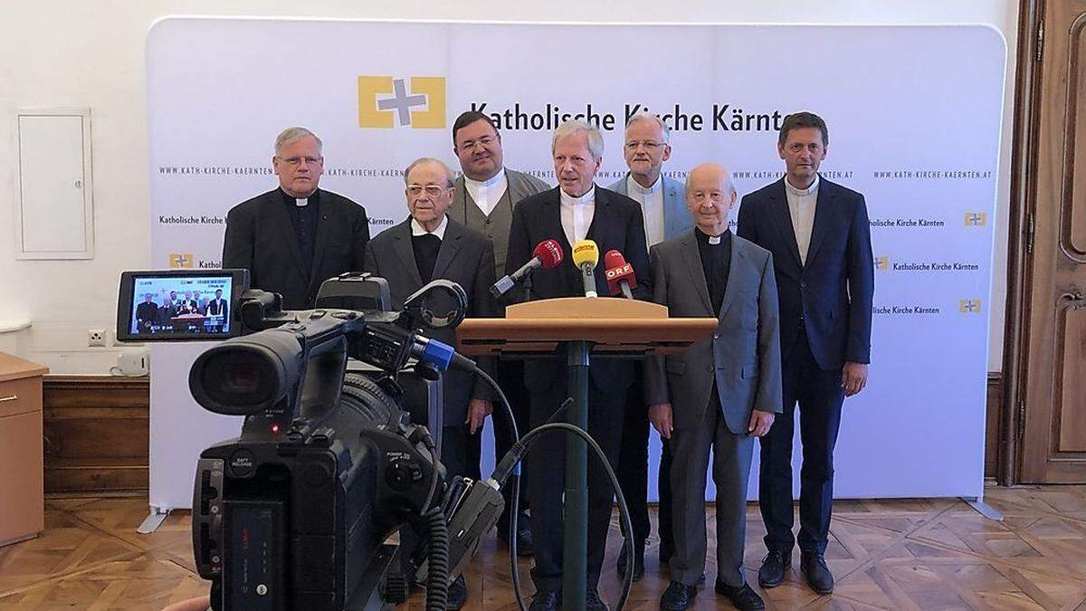 Engelbert Guggenberger (Mitte) wurde beim Statement von den weiteren Mitgliedern des Domkapitels begleitet