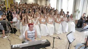 Die herausgeputzten Maturantinnen und Maturanten mit Schulchorleiterin Heide-Marie Reif am Klavier