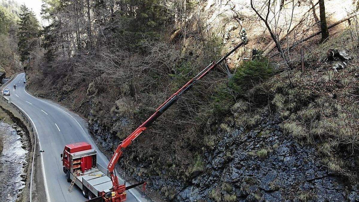 Die Feuerwehr St. Kathrein/O. und die Straßenmeisterei Weiz bei der Baumbergung