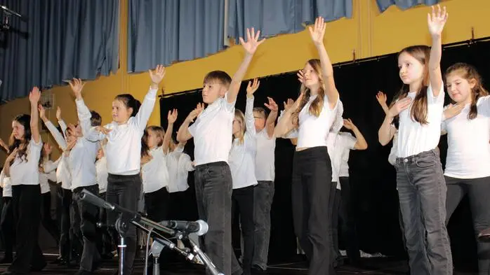Unter dem Motto „Einstimmen in den Advent“ luden der Kulturausschuss der Marktgemeinde Ligist gemeinsam mit der Volksschule und Musikschule Ligist in die Mehrzweckhalle ein.