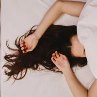 Menschen mit zu viel oder zu wenig Schlaf zeigten mehr Symptome von Angst und Depression und insgesamt ein geringeres allgemeines Wohlbefinden.