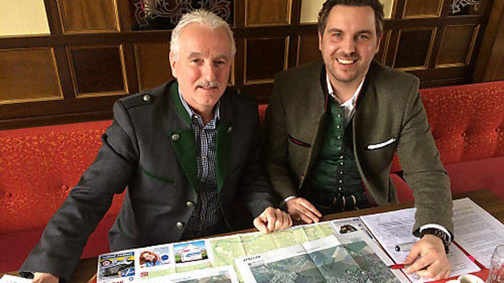 Bürgermeister Doppelhofer und Stadtrat Lindner mit den Karten der betroffenen Siedlungsgebiete