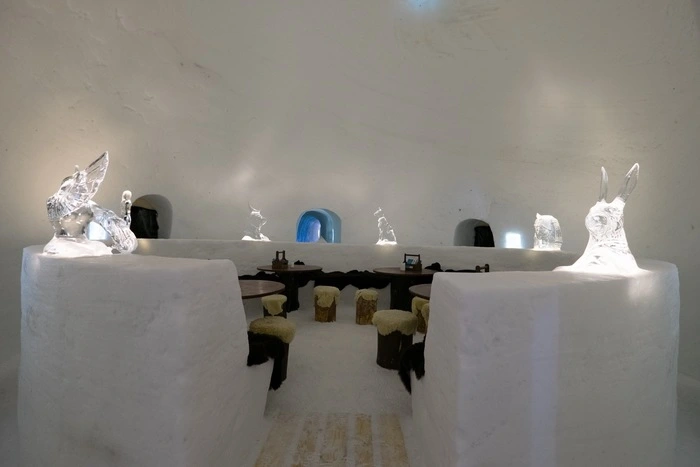 Kulinarisches Erlebnis – Iglu-Dinner in der Schweiz.Ein besonderes Kulinarik-Highlight bietet das Berghotel Trübsee im Schweizer Skigebiet Titlis Engelberg mit einem Fondue-Abend der Extraklasse. Denn nicht das hauseigene Restaurant des Berghotels serviert die typische Schweizer Spezialität – Gäste nehmen diese in einem waschechten Iglu-Dorf ein. Umgeben von Schneewänden erleben Urlauber einen unvergesslichen Abend in einer einmaligen Atmosphäre. Warme Kleidung wird dringend empfohlen.