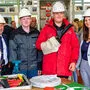 Sicher ist sicher: KNG-Geschäftsführer Michael Marketz und Personalchefin Michaela Sapetschnig flankieren zwei der neuen Kelag-Lehrlinge