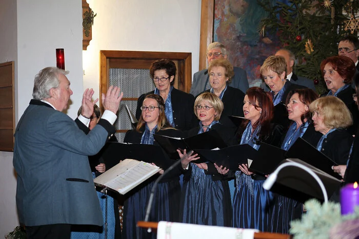 . . . um dem 52. Adventsingen des Singkreis Bodensdorf Ossiacher See unter der Leitung von Hermann Wadl zu lauschen.