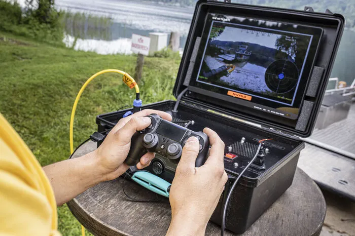 Die Steuerung erfolgt mittels Playstation-Controller.