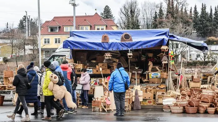 Trotz des wenig einladenden Wetters kamen viele Besucherinnen und Besucher aufs Marktgelände.