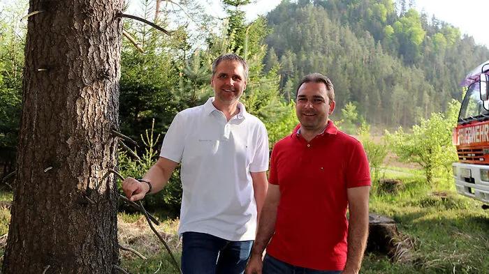 Von links: Baumspender Harald Gadner und FF-Kommandant Hubert Kreutz