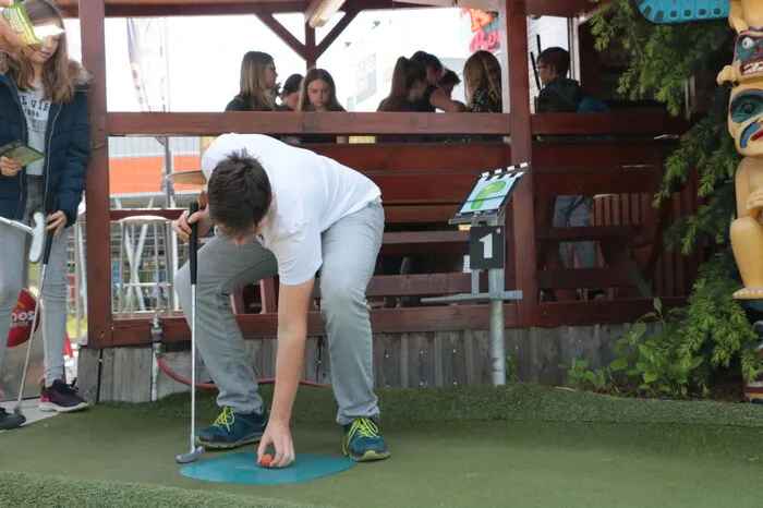 Darüber hinaus bekamen sie ein gratis Mittagsbuffet sowie Zugang zur Bowling-Bahn und der Minigolf-Anlage.