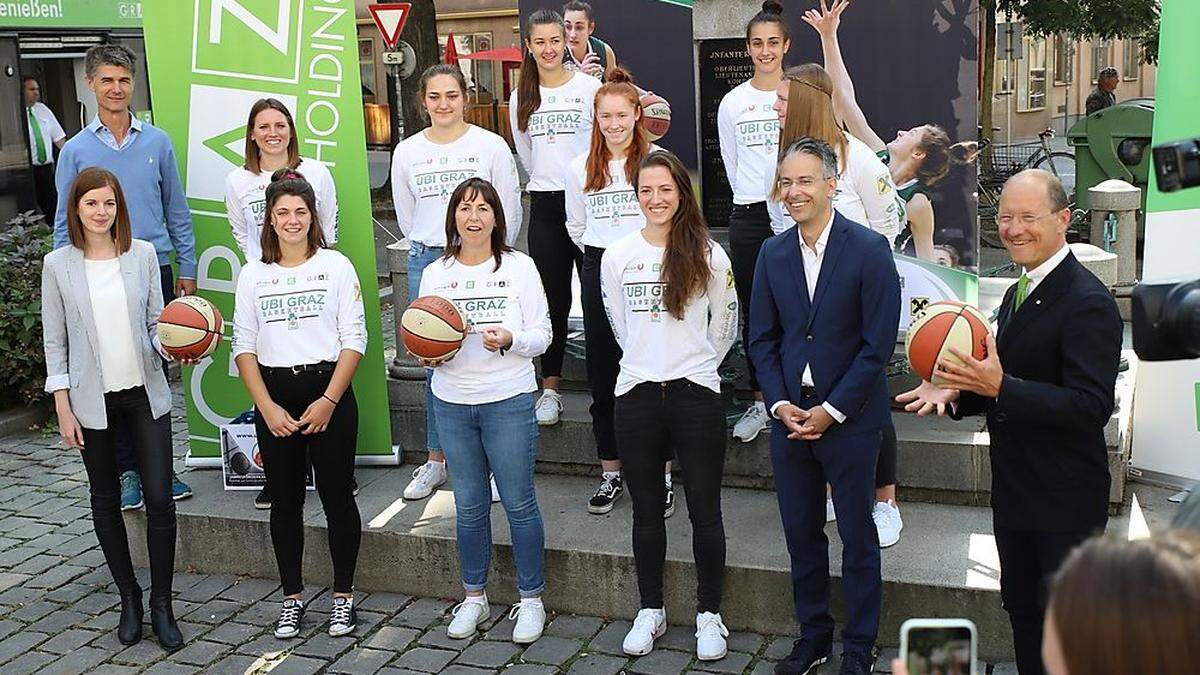 Sportstadtrat Kurt Hohensinner (2. v. re.), Urs Harnik (re.) und Andrea Güttersberger (li., beide Holding Graz) wünschen den Damen von UBI Graz mit dessen Obmann Sebastian Eger-Mraulak (li.) eine erfolgreiche Saison