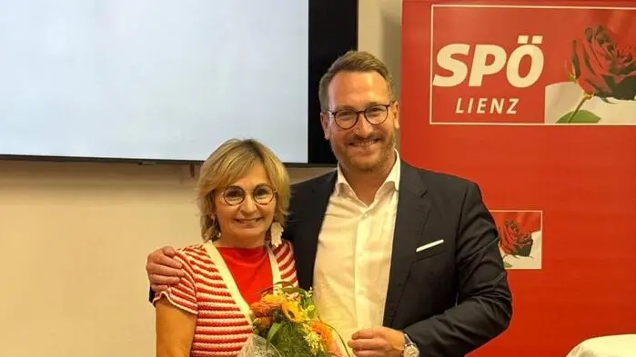 Ein Mann und eine Frau lachen in die Kamera