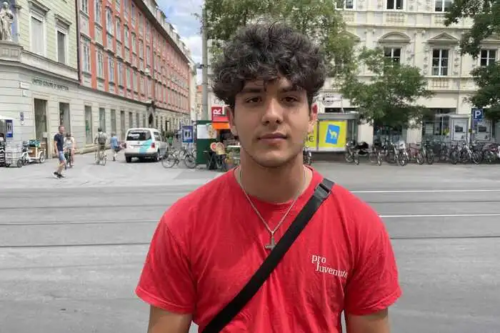 Ich würde mich nicht impfen lassen, weil ich skeptisch gegenüber den Impfstoffen bin. Es gibt noch keine Langzeitstudien. Ich würde mich auch nicht impfen lassen, wenn ich mir einen Impfstoff aussuchen könnte. Ich glaube aber, dass sich viele junge Menschen impfen lassen würden, sollten nur mehr geimpfte Personen in Clubs dürfen. Ich finde die Idee aber nicht gut. Allerdings glaube ich, dass die Leute nicht wirklich über die Impfung nachdenken, sondern sich nur wegen der Vorteile impfen lassen. 