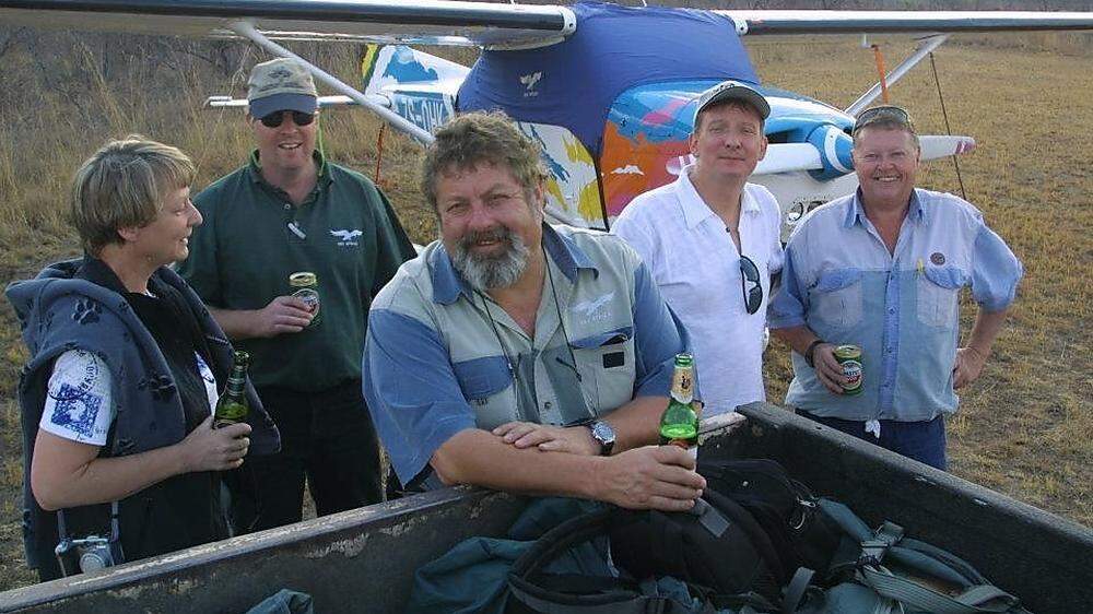 Karl Finatzer (Mitte) war ein lebensfroher Mensch, hier mit Freunden bei einer Safari