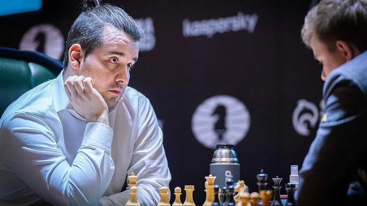 Jan Nepomnjaschtschi besiegt in Runde 10 Kirill Alekseenko - in dieser Stellung war es um Schwarz bereits geschehen