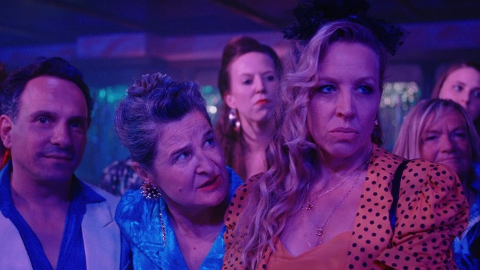  Stefko Hanushevsky (Helfried), Maria Hofstätter (Herta Tschach) und Nina Proll (Elfi Pfeisinger)