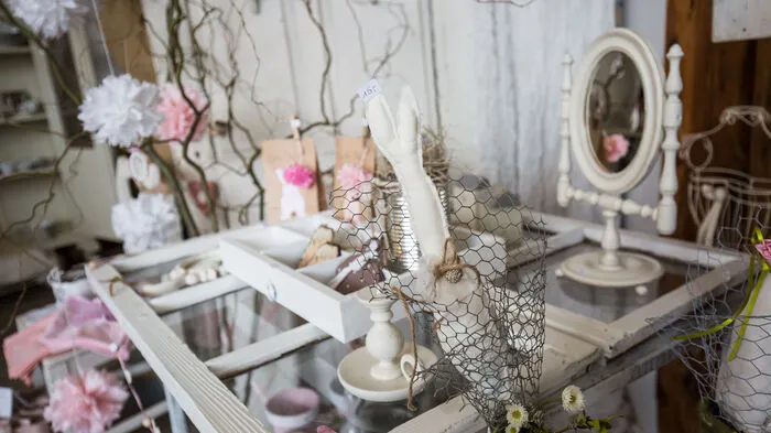 Osterhasen, Hühner und zahlreiche weitere liebevoll hergerichtete Osterdekorationen im romantischen "Shabby Chic"-Stil warten noch bis zum 14. April in der Pischeldorferstraße 7 auf Besucher.