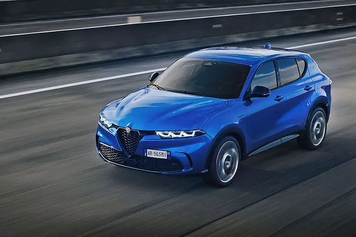 Wie es bei den Mailändern zum guten Ton gehört, trägt das kompakte SUV das Scudetto, den traditionellen schildförmigen Kühlergrill. Die dreiteiligen Scheinwerfer zitieren den Alfa SZ Zagato von 1989. Die Rückleuchten bilden eine Sinuskurve, die das Heck des Fahrzeugs vollständig umschließt.
