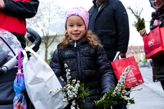 ... unzählige Kinder an der Palmweihe am 14. April am...