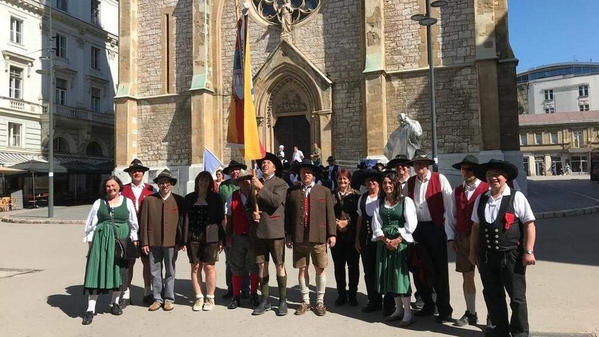 Gruppenbild vor der Kathedrale in Sarajevo