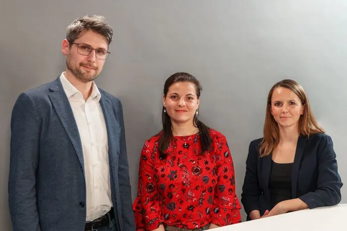 Die Allergie-Expert:innen Frau Mag.pharm Eva-Maria Fischer (mitte) und Facharzt Dr. Urban Cerpes (links) mit Moderatorin Sonja Krause