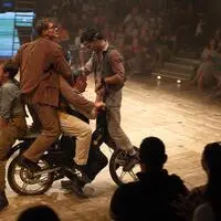 Auch auf dem Motorrad gab es akrobatische Glanzleistungen