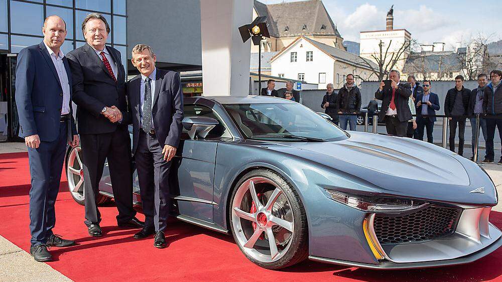 Daniel Baumgartner (Geschäftsführer von Hispano Suiza), Erwin Leo Himmel (Designer und Hispano-Eigentümer) und Designer Olivier Boulay vor dem 2,2 Millionen Euro teuren Auto