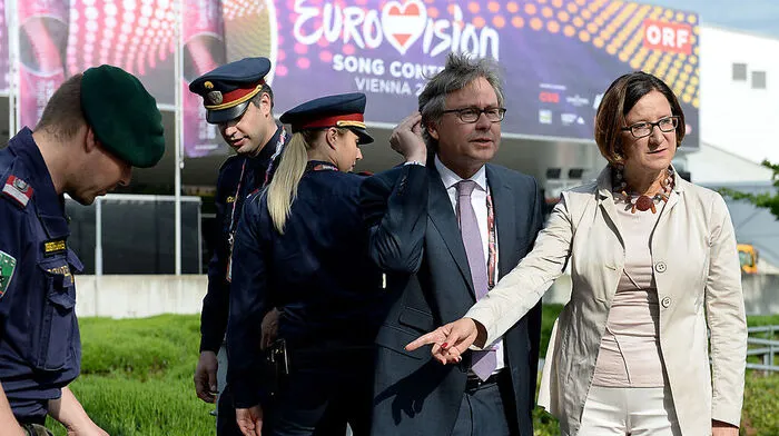 Johanna Mikl-Leitner und Alexander Wrabetz vor der Stadthalle