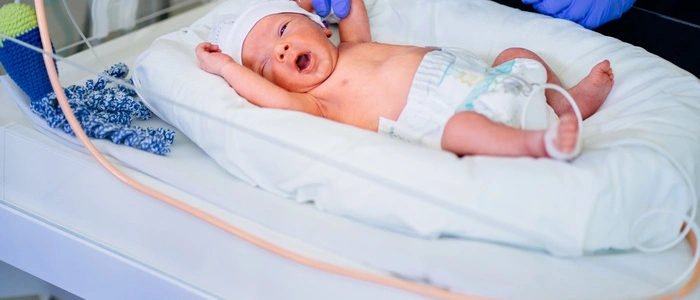 Gerade für wenige Wochen alte Babys kann RSV sehr gefährlich werden. „Drei Viertel der Kinder, die wir mit RSV aufnehmen müssen, haben keine Vorerkrankung“, sagt Kinderarzt Reinhold Kerbl. Er leitet die Abteilung für Kinder- und Jugendheilkunde am LKH Hochsteiermark in Leoben.
