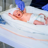 Gerade für wenige Wochen alte Babys kann RSV sehr gefährlich werden. „Drei Viertel der Kinder, die wir mit RSV aufnehmen müssen, haben keine Vorerkrankung“, sagt Kinderarzt Reinhold Kerbl. Er leitet die Abteilung für Kinder- und Jugendheilkunde am LKH Hochsteiermark in Leoben.