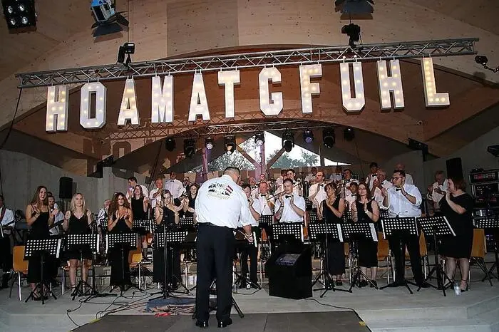 Der Name war Programm: Die Musikerinnen und Musiker boten den Zuhörerinnen und Zuhörern unter Kapellmeister Franz Steiner Melodien aus Österreich, von der Operette über Austropop bis Rock’n Roll