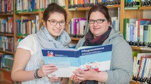Nadine Deutschmann und Elke Elsner (von links) haben vor wenigen Tagen die Prüfung zur neuen Pflegeassistenz geschafft – nun geht es mit der Ausbildung zur Fachsozialbetreuerin weiter