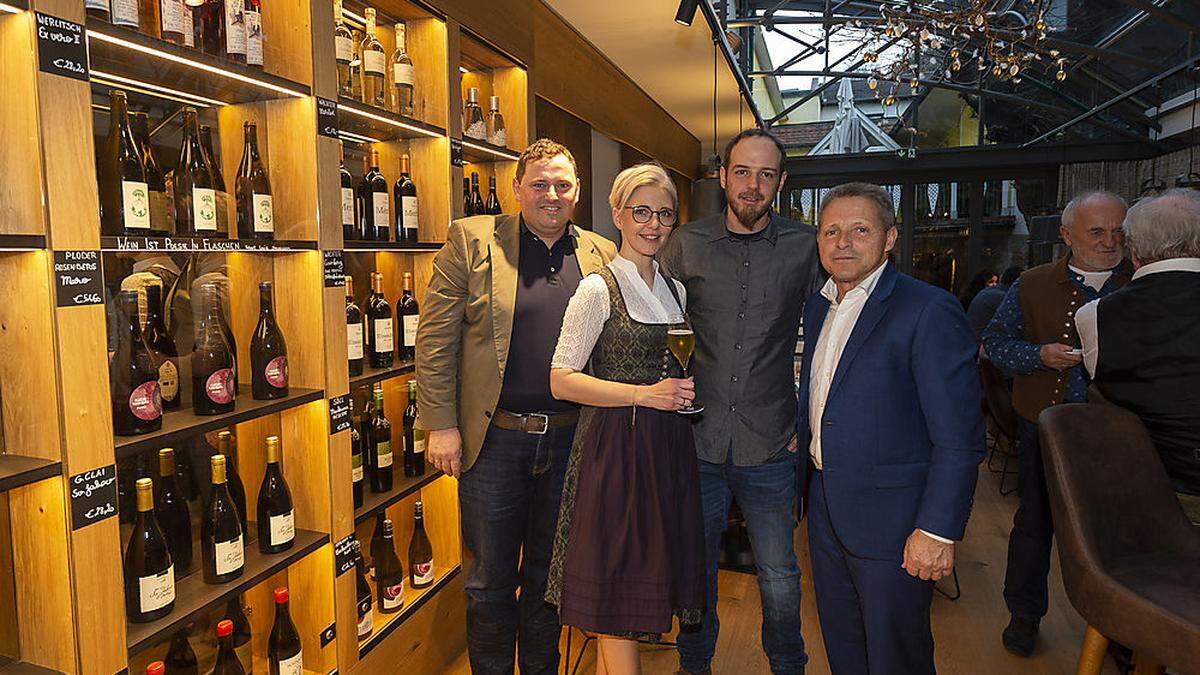 Vizebürgermeister Hannes Grabner, Katharina und Luis Thaller und Bürgermeister Hubert Höfler in der neuen Vinothek des Thaller in Anger