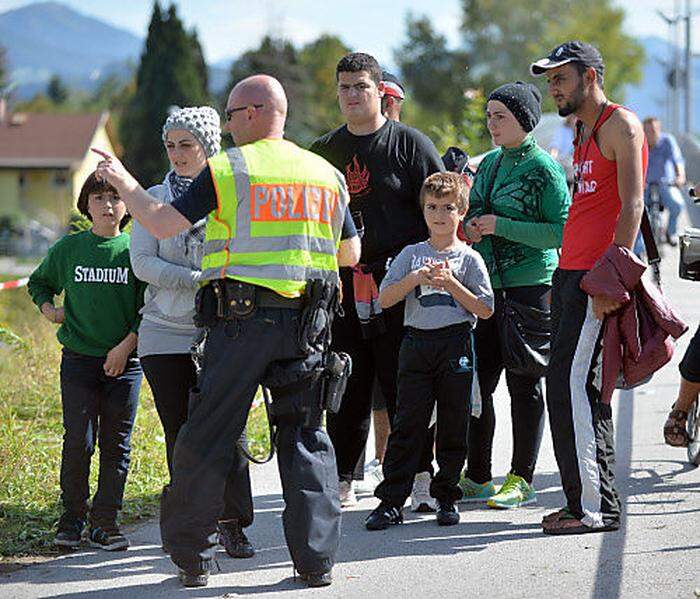 Zu Fuß machten sich viele Flüchtlinge von Salzburg aus über die Grenze nach Bayern auf und wurden von der Polizei direkt empfangen und zur Registrierung gebracht