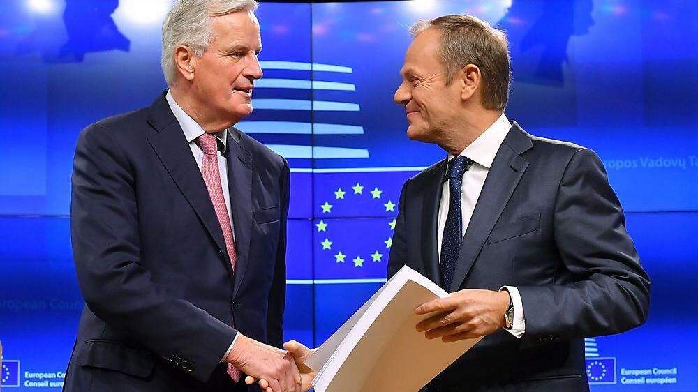 Vertragsübergabe: EU-Verhandler Michel Barnier, Ratspräsident Donald Tusk