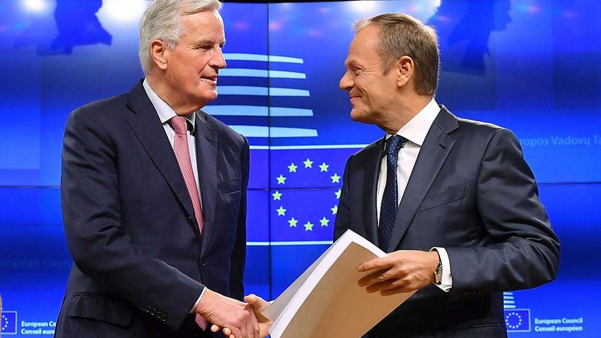 Vertragsübergabe: EU-Verhandler Michel Barnier, Ratspräsident Donald Tusk