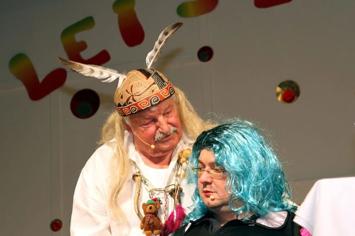 Der Schröpfer - Der Schmane (Peter Mairitsch) behandelte die Promis rauf und runter und färbte sogar die Frau Köstlicher von schwarz auf türkis ein.